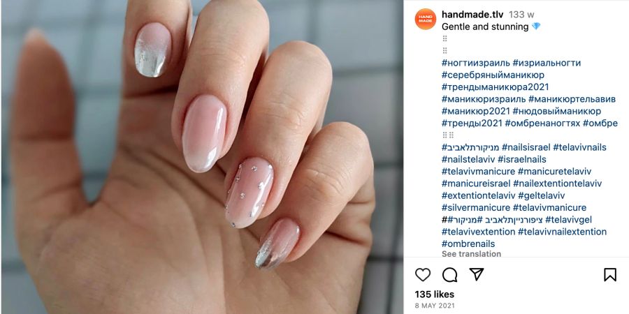 Instagram Post von einer Hand mit French Maniküre, mit Silberspitzen und Nagelschmuck.