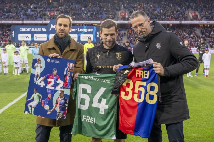 Fabian Frei wurde von SFL-CEO Claudius Schäfer und FCB-Legende Marco Streller für sein 422. Spiel in der Super League geehrt. fc basel