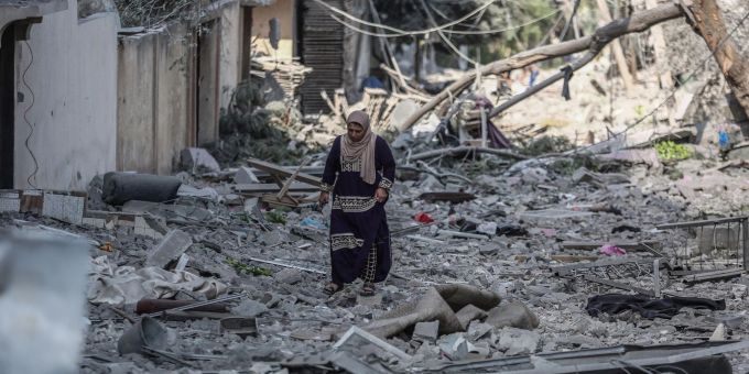 Eine Frau geht durch das Karama-Viertel in Gaza-Stadt nach einem israelischen Luftangriff. (Archivbild) Eine Frau geht durch das Karama-Viertel in Gaza-Stadt nach einem israelischen Luftangriff.