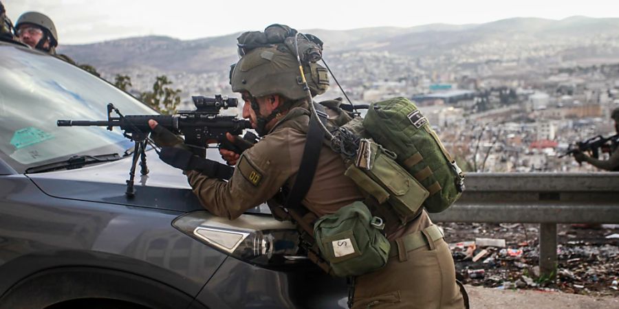 Israelische Soldaten zielen während einer Militäroperation im Flüchtlingslager Balata im Westjordanland. Foto: Nasser Ishtayeh/SOPA Images via ZUMA Press Wire/dpa