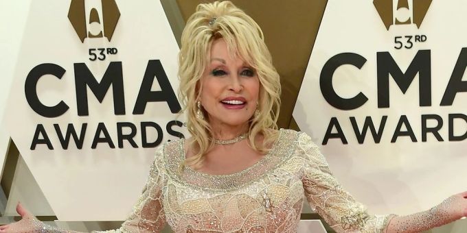 Football-Halbzeitshow - Dolly Parton rockt in Cheerleader-Uniform