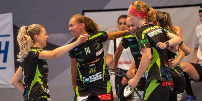 Die Spielerinnen des UHV Skorpion Emmental feiern ihren Sieg gegen UH Schüpfheim UHV Skorpion Emmental Spielerinnen