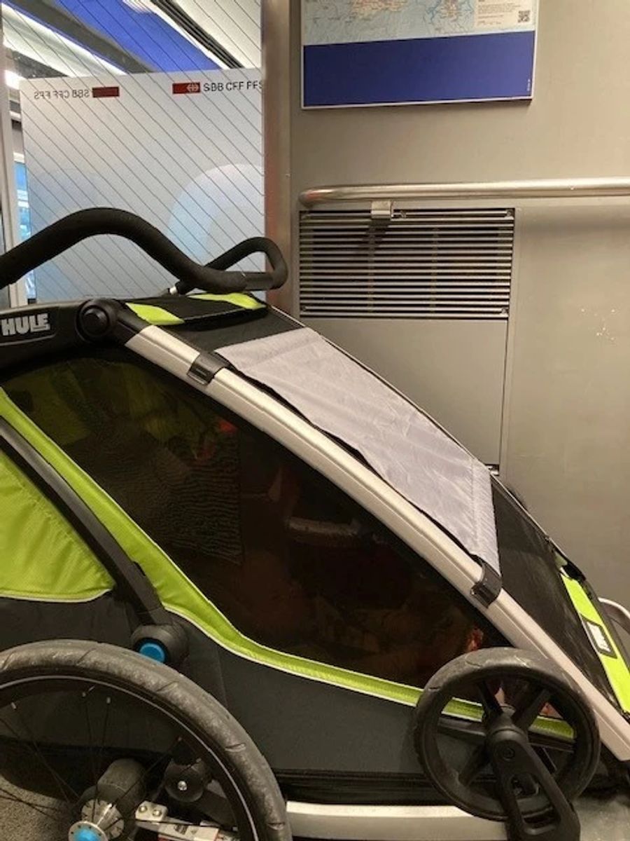 Der Thule-Kinderwagen ist zu gross, um ihn ins Sitzabteil nehmen zu können.