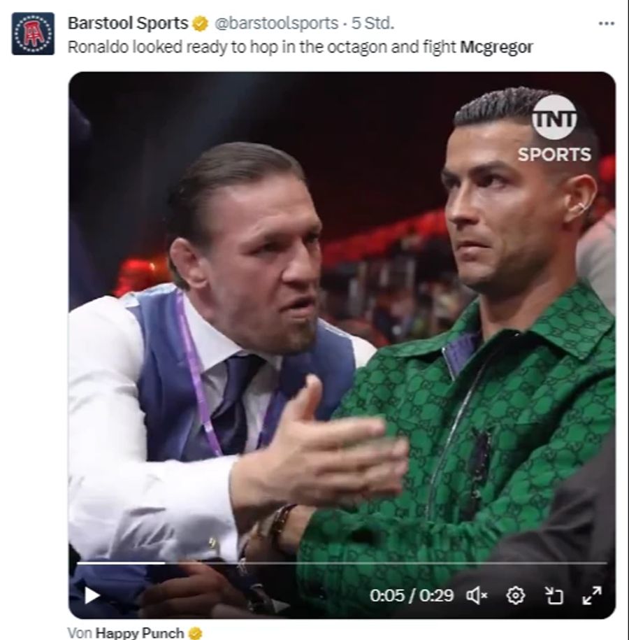 Diese User schreibt: Ronaldo sieht aus, als wäre er bereit, ins Oktagon zu steigen um gegen McGregor zu kämpfen.