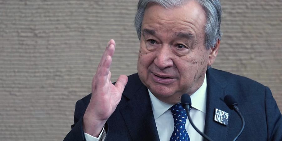 Antonio Guterres, Generalsekretär der Vereinten Nationen, spricht während einer Pressekonferenz während der Weltklimakonferenz der Vereinten Nationen (COP28). Foto: Kamran Jebreili/AP/dpa