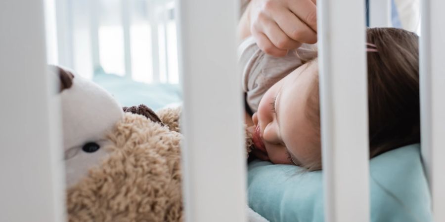 Fühlt der Körper des Kindes sich kühl an, friert es womöglich beim Schlafen.