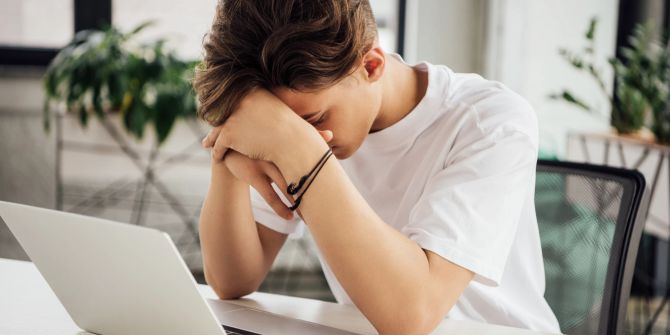 Trauriger Junge am Laptop