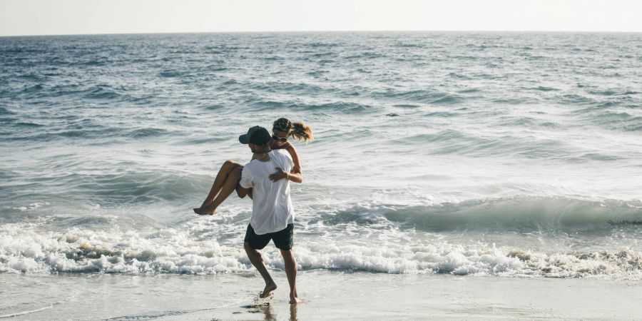 verliebtes pärchen am strand