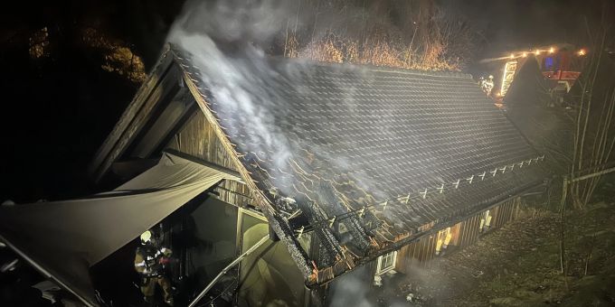 Schwarzenbach: Hausfassade in Brand geraten. Hausfassade in Brand