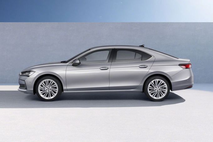 Die vierte Auflage zeigt sich im Radstand gleich, in der Breite schmaler, dafür aber mit ein wenig mehr Länge 2024 Skoda Superb IV