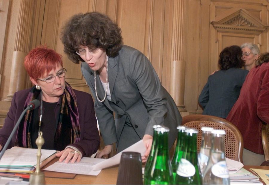 Die Fraktionsspitze der Grünen mit Cécile Bühlmann und Ruth Genner, von links, berät am 21. November 2003 in Bern das strategische Vorgehen für die Bundesratswahlen vom 10. Dezember.