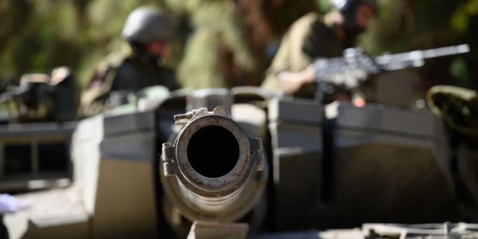 Israelische Soldaten arbeiten auf einem Merkava-Panzer in einer Stellung im Norden Israels an der Grenze zum Libanon. (Archivbild) Israel