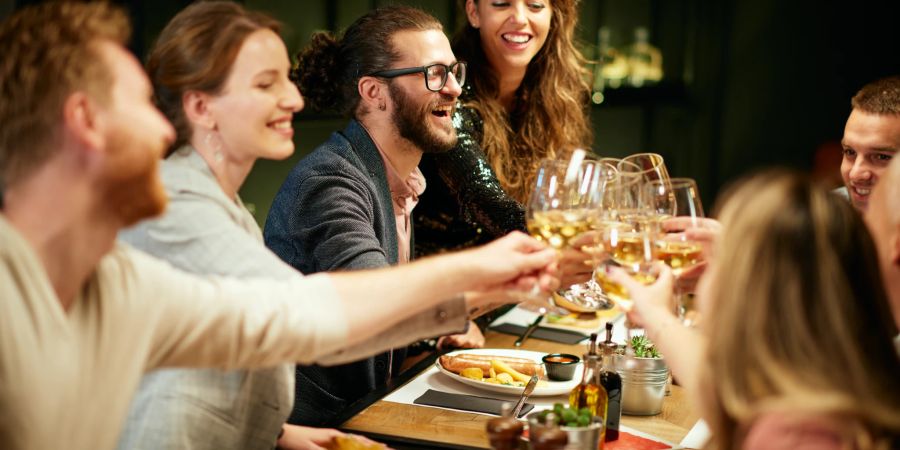 freunde in einem restaurant