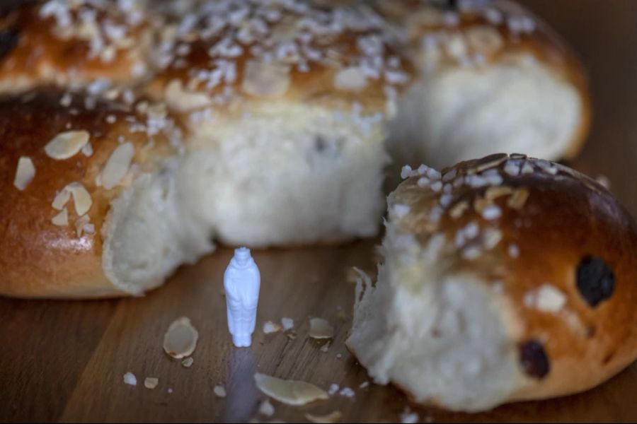 Traditionell befindet sich ein König aus Plastik in dem Kuchen.