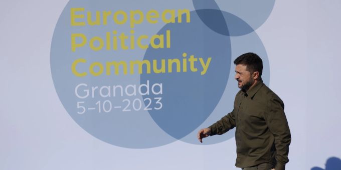 Der ukrainische Präsident Wolodymyr Selenskyj trifft am Donnerstag, 5. Oktober 2023, auf dem Europa-Gipfel in Granada, Spanien, ein. (AP Photo/Fermin Rodriguez) Spain Europe Summit