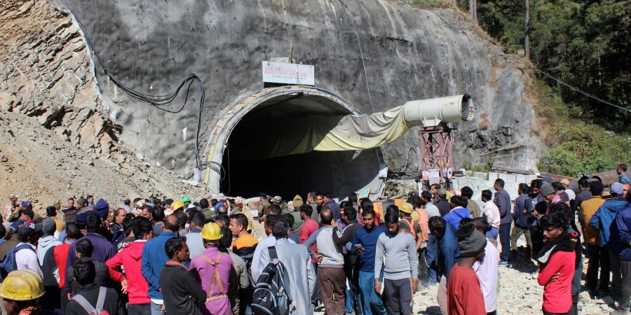 Seit einigen Tagen versuchen Rettungskräfte in Indien, breite Rohre durch die Trümmer zu bohren, um die Arbeiter zu befreien.