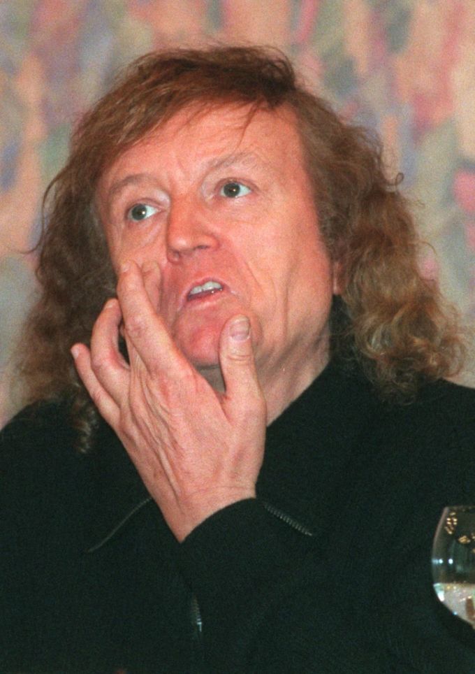 Musikproduzent Frank Farian auf einer Pressekonferenz in Frankfurt zum Tod von «Milli Vanilli»-Sänger Rob Pilatus. (Archivbild) milli vanilli