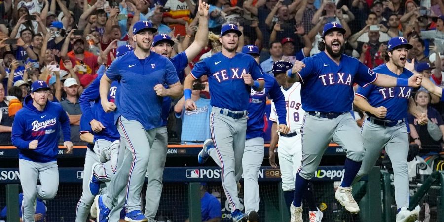 Die Texas Rangers durften sich im ersten Spiel gegen die Houston Astros über den Sieg freuen.