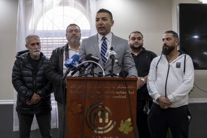 Ahmed Rehab von der muslimischen Organisation Rat für Amerikanische-Islamische Beziehungen in Chicago spricht im Namen der Familie des getöteten Jungen. Israel Palestinians Hate Crime Illinois