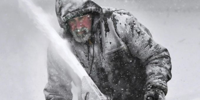 Dale McElwee befreit sein Grundstück in North Attleboro, Massachusetts, vom Schnee. An der Ostküste der Vereinigten Staaten haben schwere Schneefälle am Samstag den Flugverkehr behindert und in zehntausenden Haushalten für Stromausfälle gesorgt. Besonders betroffen waren die Neuengland-Staaten, darunter Massachusetts. Foto: Mark Stockwell/The Sun Chronicle/AP/dpa schnee