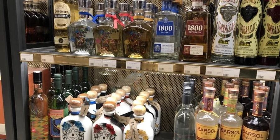 Tequila: Der Trend zum Agavenschnaps ist unübersehbar. Im Jahr 2021 exportierte Mexiko laut der zuständigen Regulierungsbehörde so viel Tequila wie nie zuvor. Foto: Gregor Tholl/dpa