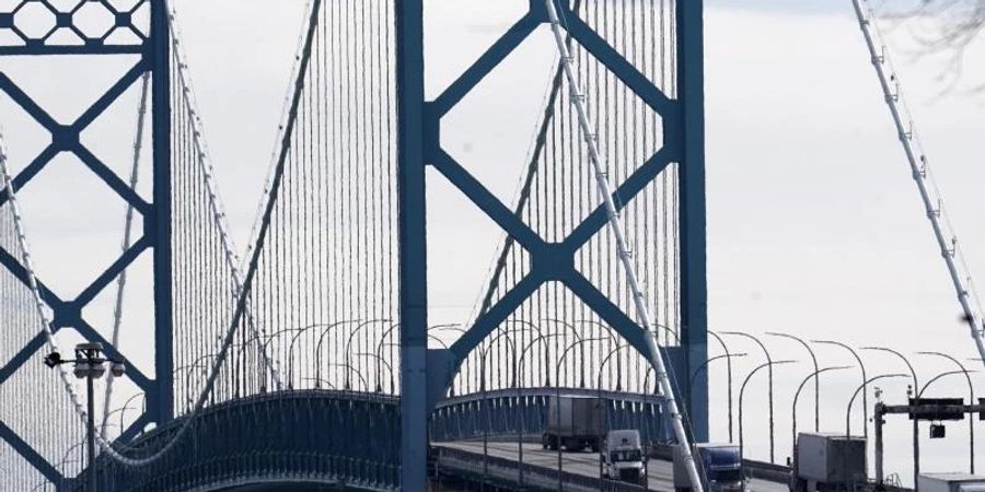 Die Ambassador Bridge ist eine wichtige Grenzbrücke zwischen der Stadt Windsor in Kanada und Detroit in den USA. Demonstrierende hatten sie fast eine Woche lang blockiert. Foto: Paul Sancya/AP/dpa