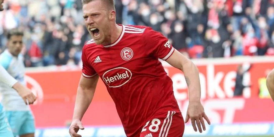 Hat seinen Vertrag bei Fortuna Düsseldorf verlängert: Torjäger Rouwen Hennings. Foto: Roland Weihrauch/dpa