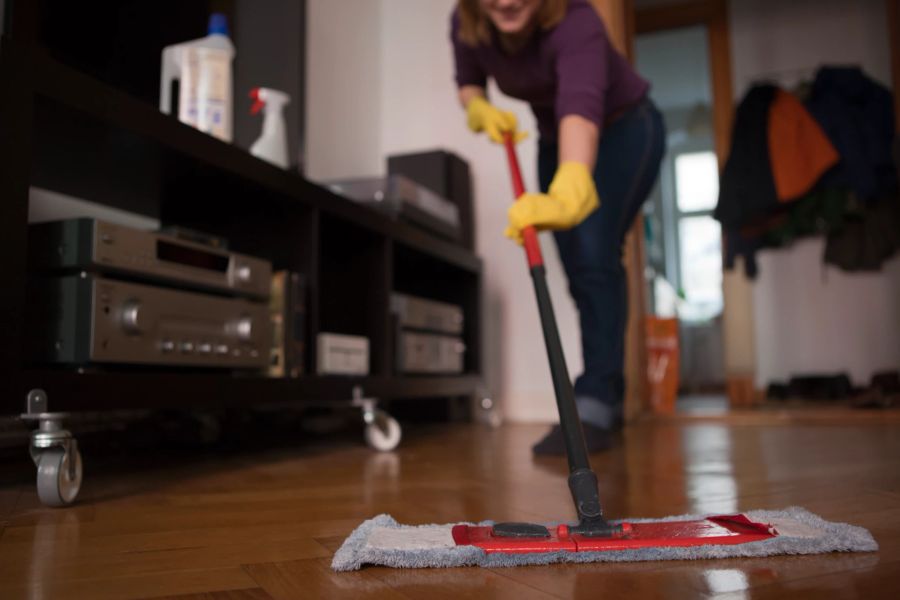 Parkett Wischmop Frau Wohnung