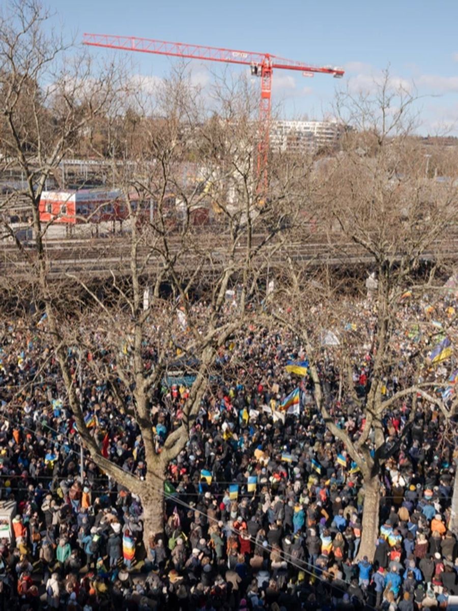 Tausende Menschen setzen in Bern ein Zeichen gegen Russlands Präsident Wladimir Putin und dessen Invasionskrieg gegen die Ukraine.