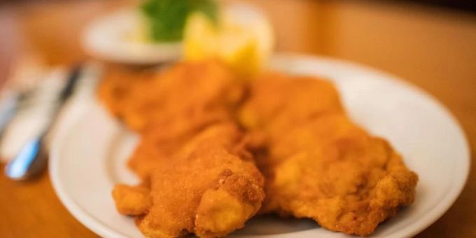 Im österreichischen Lokal werden unter anderem Wiener Schnitzel angeboten (Symbolbild). Foto: Christian Bruna/epa/dpa schnitzel werner matt