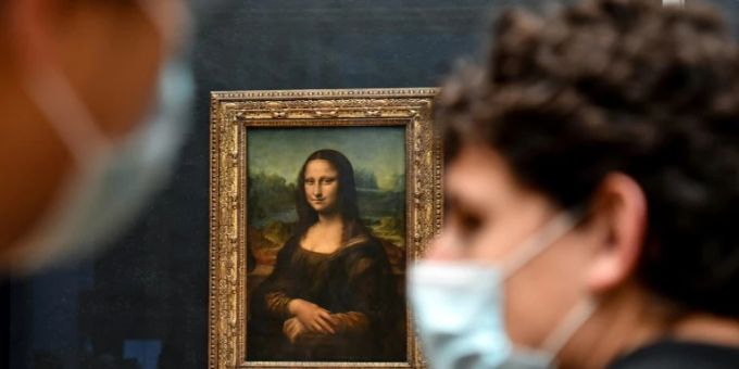 Besucher mit Maskenschutz vor der Mona Lisa im Louvre Besucher mit Maskenschutz vor der Mona Lisa im Louvre
