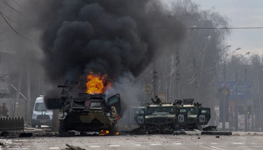 Ausgebrannte Fahrzeuge nach heftigen Strassenschlachten in Kharkiv, Ukraine.