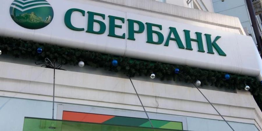Das Logo der Sberbank an einer Filiale in Russland. Foto: Peter Kneffel/dpa