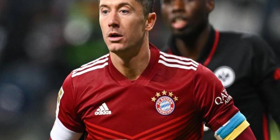 Bayerns Robert Lewandowski trägt eine Armbinde in den ukrainischen Landesfarben. Foto: Arne Dedert/dpa