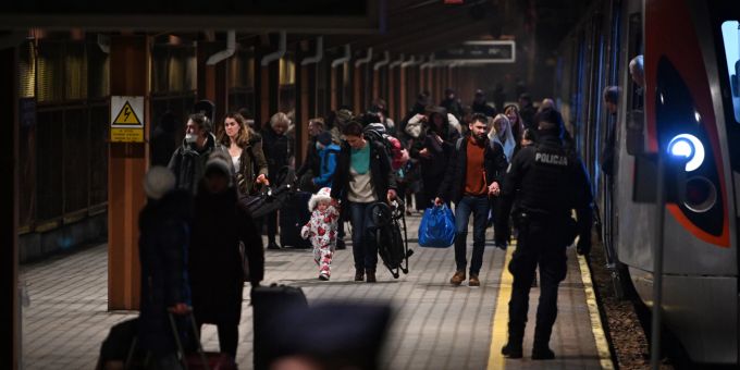 Menschen aus Kiew, an einem Bahnhof in Przemysl, Polen.,am 25. Februar 2022. Ukrainian passenger train in Przemysl