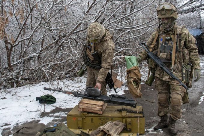 Ukraine Konflikt: Ukrainische Soldaten gestern Samstag ausserhalb der attackierten Stadt Kharkiv. Ukraine Konflikt