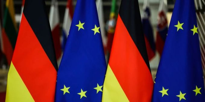 Flaggen Deutschlands und der EU Flaggen Deutschlands und der EU
