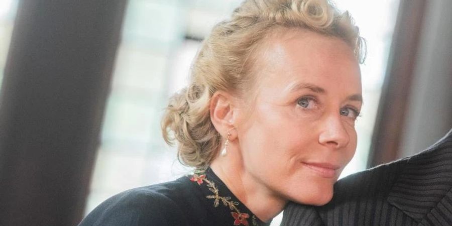 Katja Riemann spielt in «Unsere wunderbaren Jahre» die Fabrikantenerbin Christel Wolf. Foto: Rolf Vennenbernd/dpa