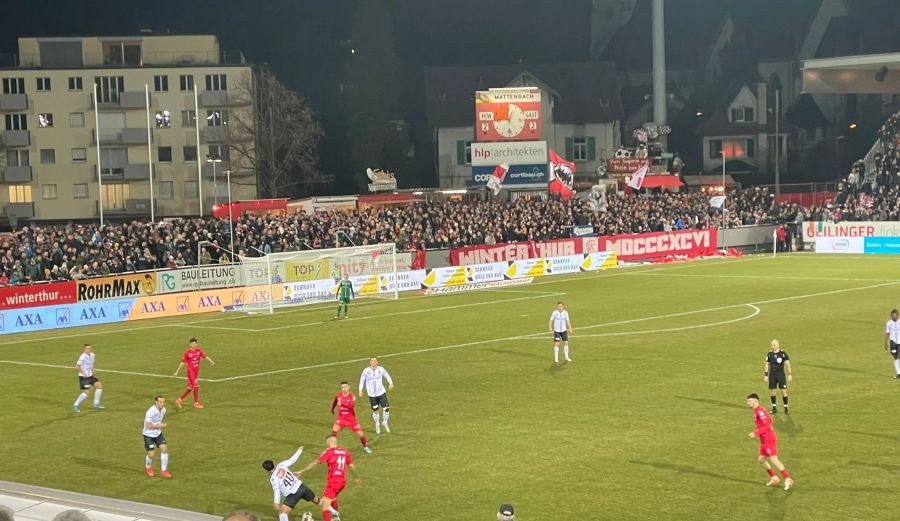 Das Spiel zwischen dem FC Winterthur und dem FC Aarau findet vor eindrücklicher Kulisse statt.