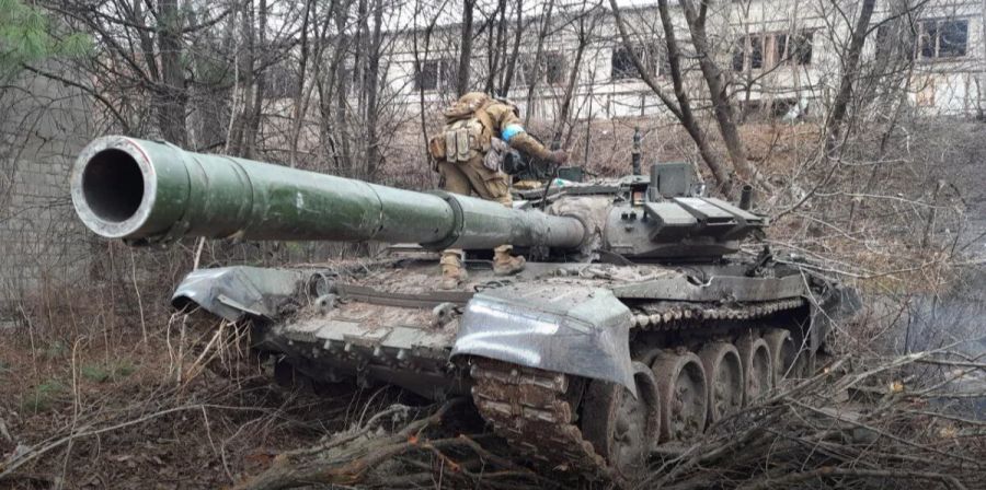 Ein ukrainischer Soldat untersucht einen zerstörten Panzer der Russen in Mariupol.