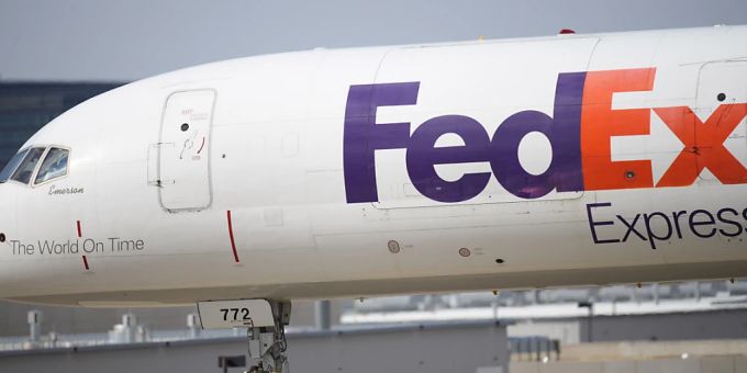 Ein Frachtflugzeug des Paketddienstes Fedex am Flughafen der US-Metropole Denver. (Archivbild) fedex