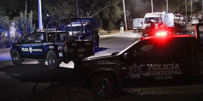 Die Polizei bewacht die Gegend, in der die Leichen der sieben Musiker in Mexiko gefunden wurden. Mexiko