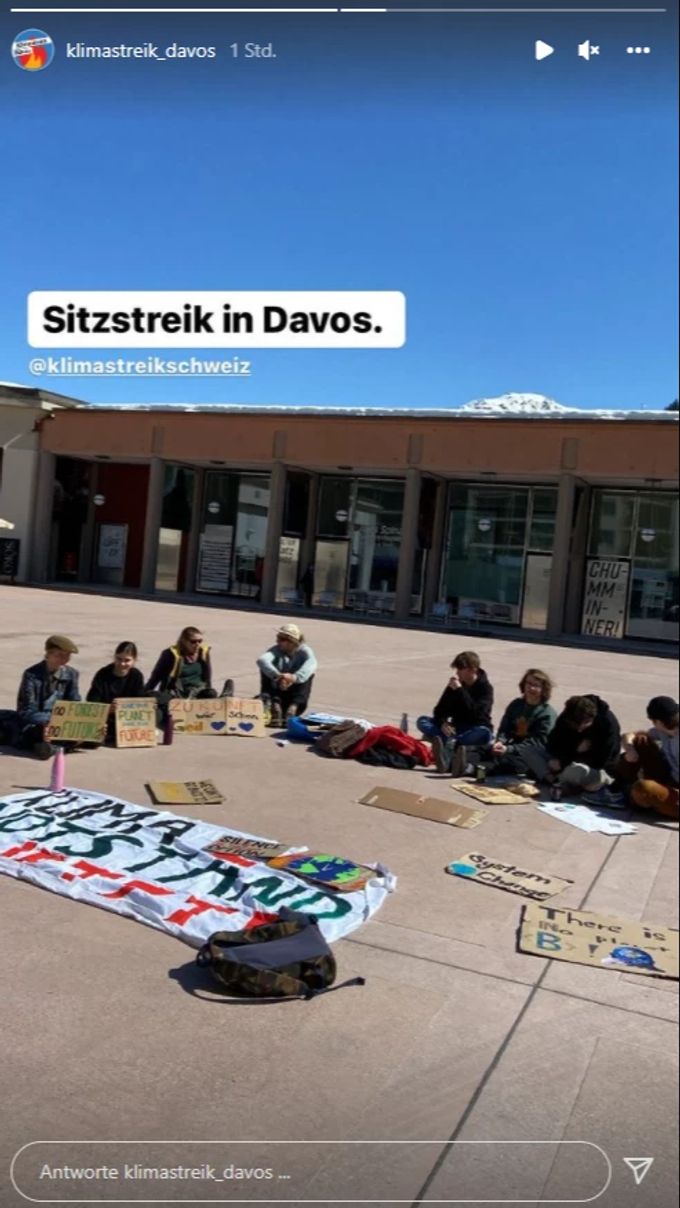In Davos streikten ein dutzend Jugendliche fürs Klima. klima