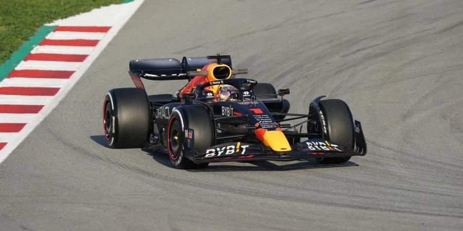 Der niederländische Rennfahrer Max Verstappen steuert den Red-Bull-Boliden über die Strecke. Foto: Hasan Bratic/dpa