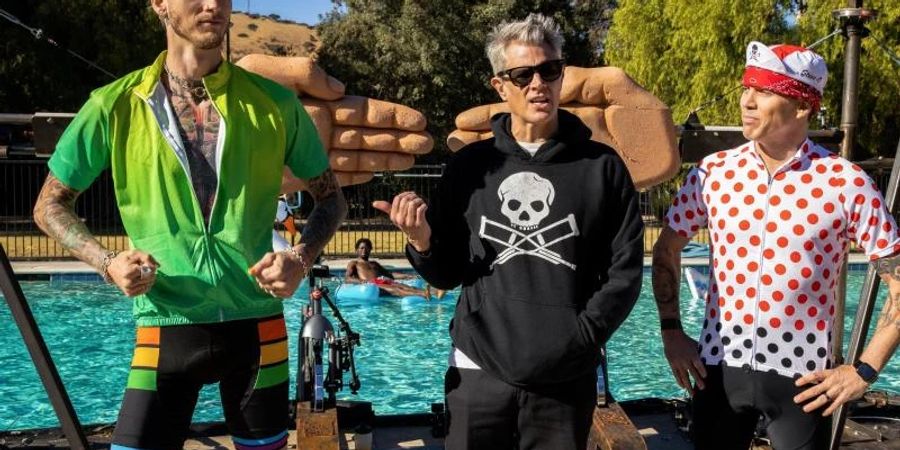 Machine Gun Kelly (v.l.n.r.), Johnny Knoxville, and Steve-O in einer Szene des Films «Jackass Forever». Foto: Sean Cliver/Paramount Pictures/ MTV Entertainment Studios/dpa