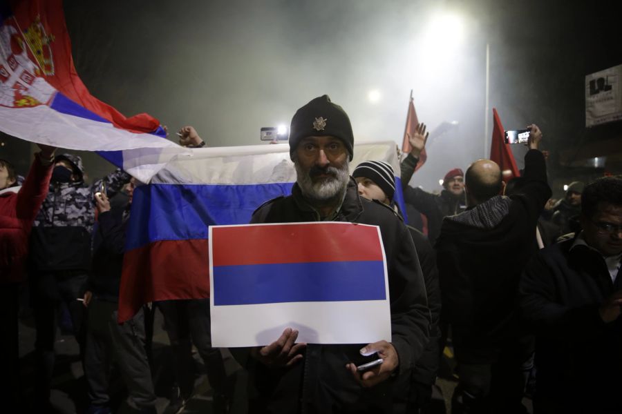 Demonstranten schwenken serbische und russische Fahnen an der pro-russischen Demo am 4. März 2022 in Belgrad.