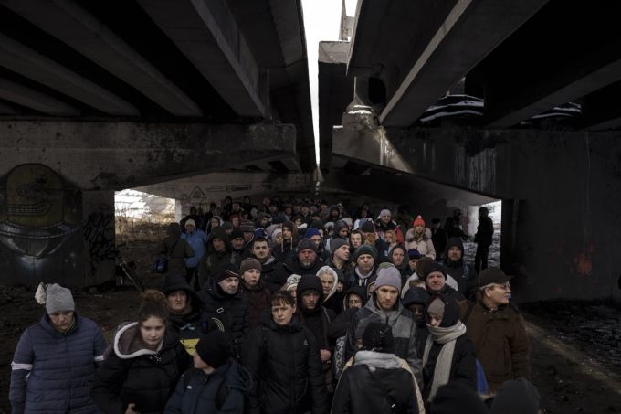 Ukrainer drängen sich unter einer zerstörten Brücke, als sie versuchen, über den Fluss Irpin in den Aussenbezirken von Kiew zu fliehen. APTOPIX Russia Ukraine War