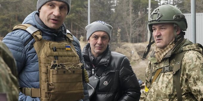 Vitali Klitschko (l.), Bürgermeister von Kiew, besucht einen Kontrollpunkt in der ukrainischen Hauptstadt. klitschko