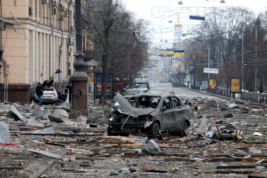 Ein ausgebranntes Auto steht am 1. März 2022 inmitten von Trümmern nach einem Luftangriff der russischen Armee.