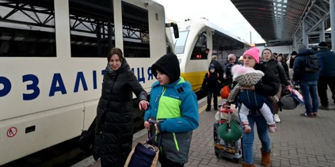 Flüchtende Familien am Bahnhof in Kiew Flüchtende Familien am Bahnhof in Kiew